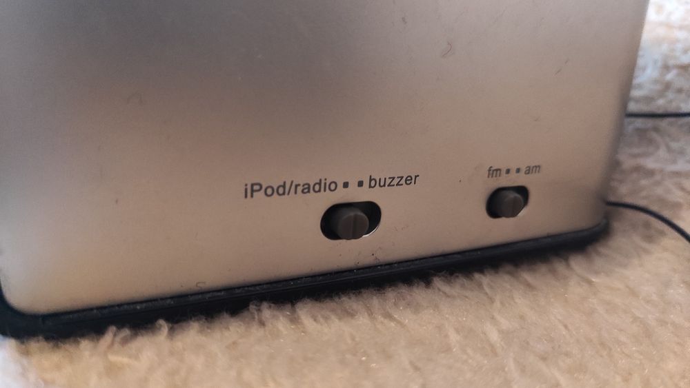 Radio stereo cu ceas și docking ipod