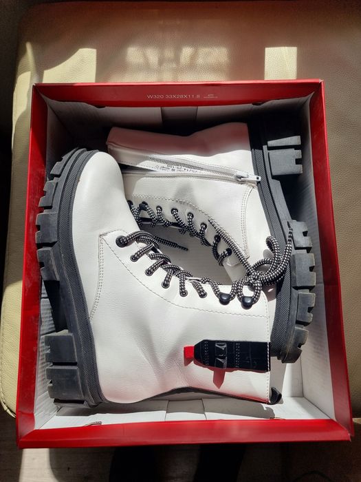 Дамски бели боти s. Oliver