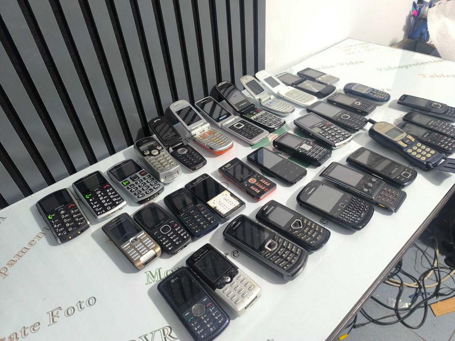 Lot Telefoane Mobile Diverse - 34 Bucăți LOT10