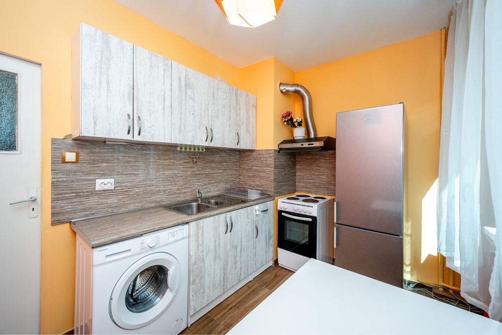 Готова кухня със свободно стоящи уреди