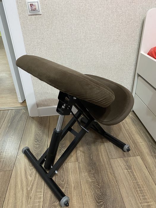 Стул с коленным упором ортопедический