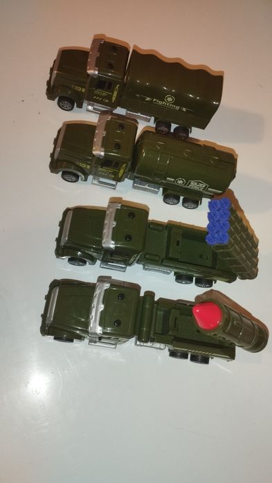 Продам набор военных машинок, пластик