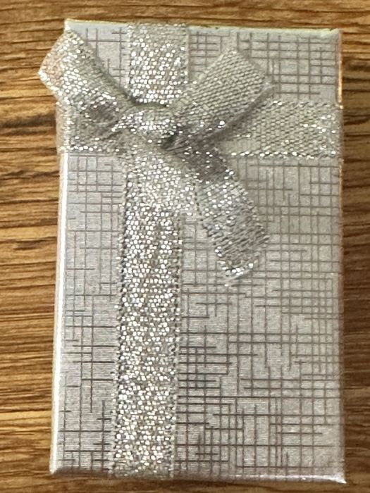 Прекрасна червена гривна ьа защита със сребърна иконка и перла