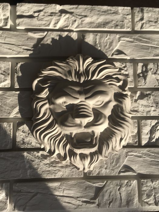 Панно  из гипса Лев