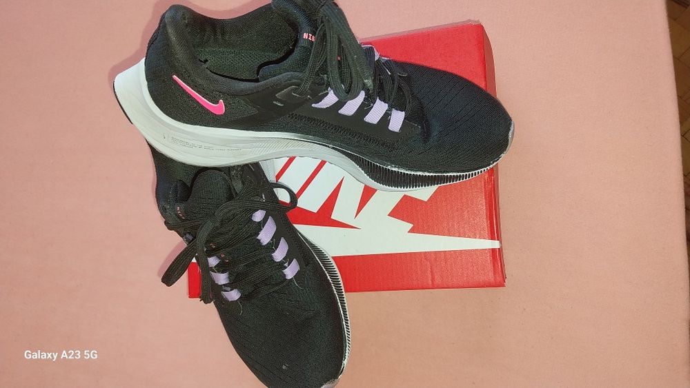 Маратонки Nike 36.5 носени