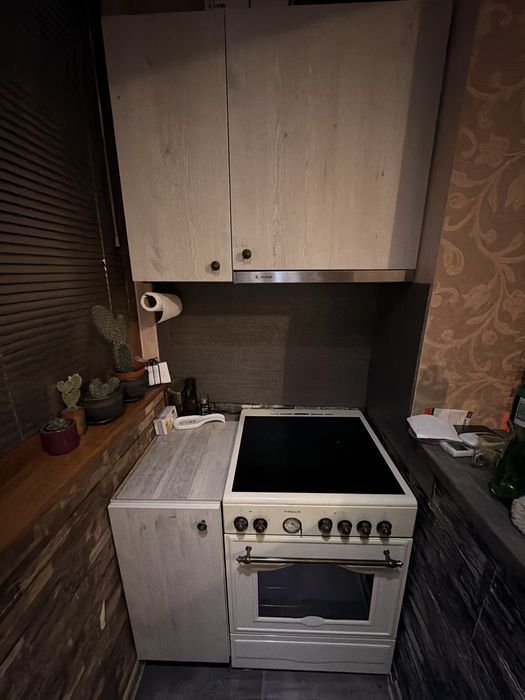 Продава се кухня и фурна с котлони.