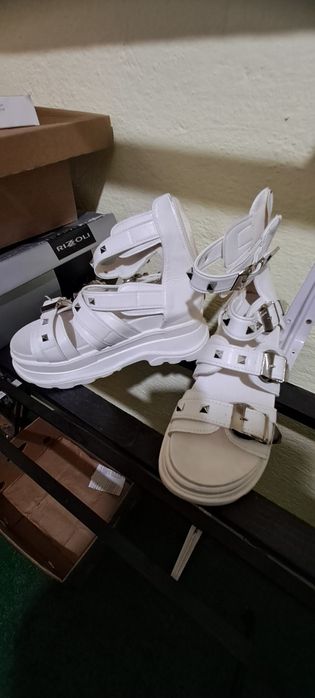 Sandale albe stare buna