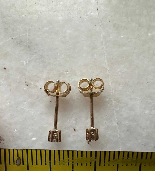 Pereche de cercei din aur, decorată cu diamante