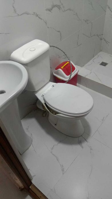 Унитаз для ремонта и стройки. Унитаз с бачком для дома..