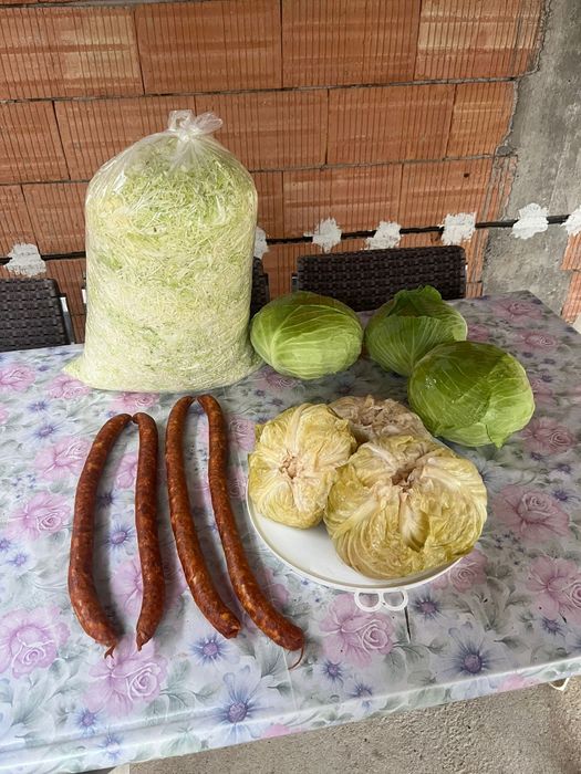Varză murată 6 lei .Cîrnaț proaspăt afumat 40 lei. Varză tocata 2 lei