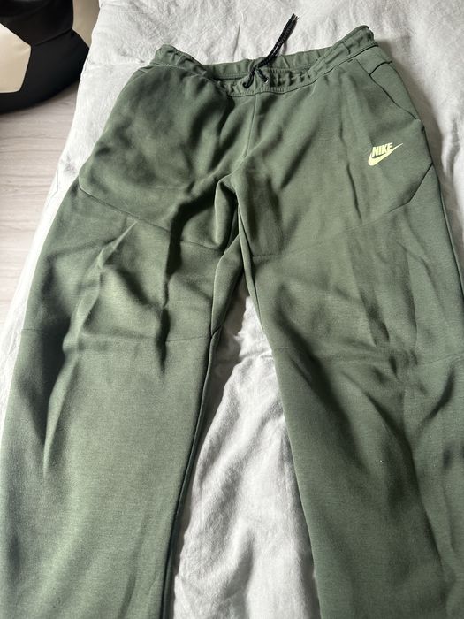 Pantaloni nike tech