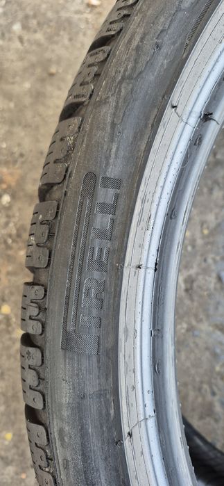 2 anvelope iarna Pirelli 305/30/21.Pretul este pe bucata.