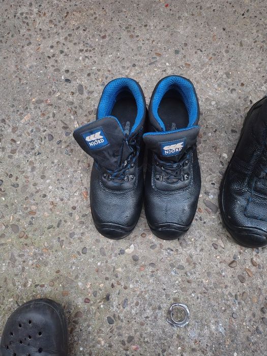 Bocanci  de lucru cu bombeu Nr 42 și 43 arată 9 din 10