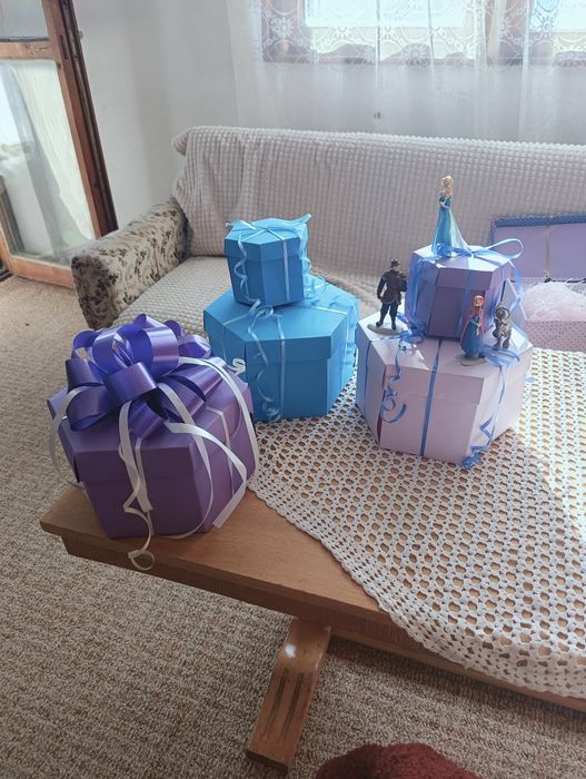 Експлодираща  кутия със снимки и торти от картон за подарък