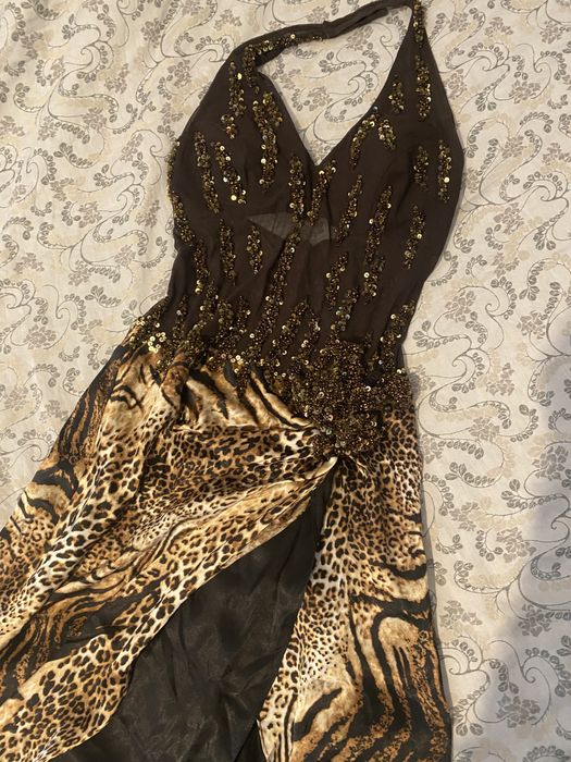 Rochie de ocazie cu trena si crapatura pe picior, marime M