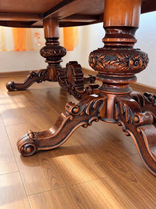 Masă elegantă de colecție cu insertii florale și sculpturi ornamentale