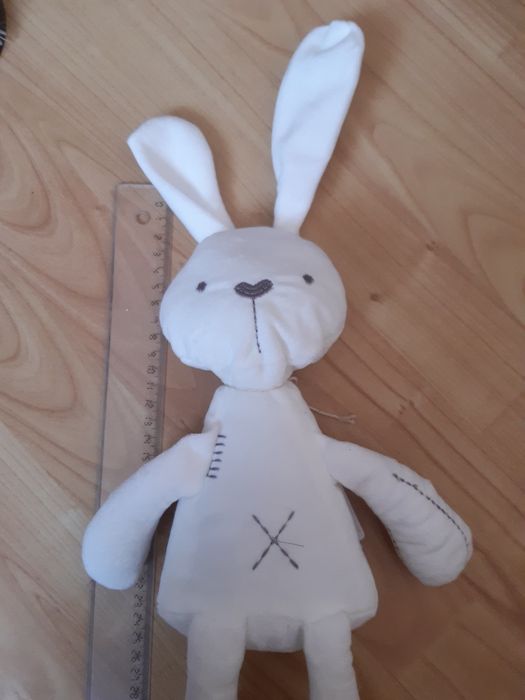 Iepuraş de plush nuantā de alb