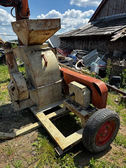 Moara cu ciclon si ciocanele după tractor