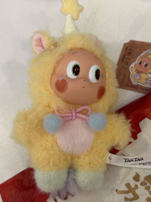 Labubu, Pop mart “Have a good run”. Twinkle Twinkle