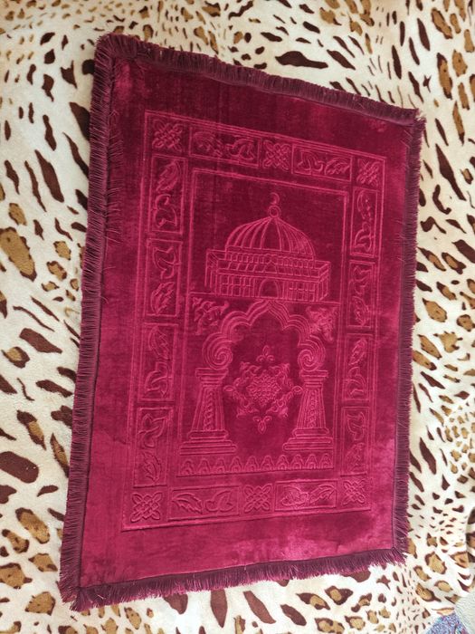 Жойнамоз сотилади.