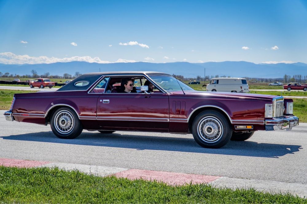 Ретро Автомобил под наем Lincoln Continental Mark V кола