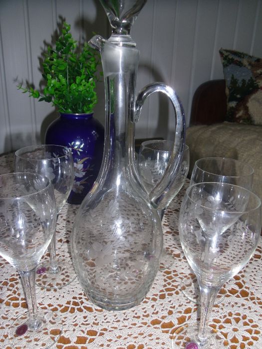 serviciu vechi pt vin din sticla gravata