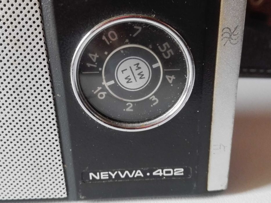 Магнетофон , транзистор и домашна везна.