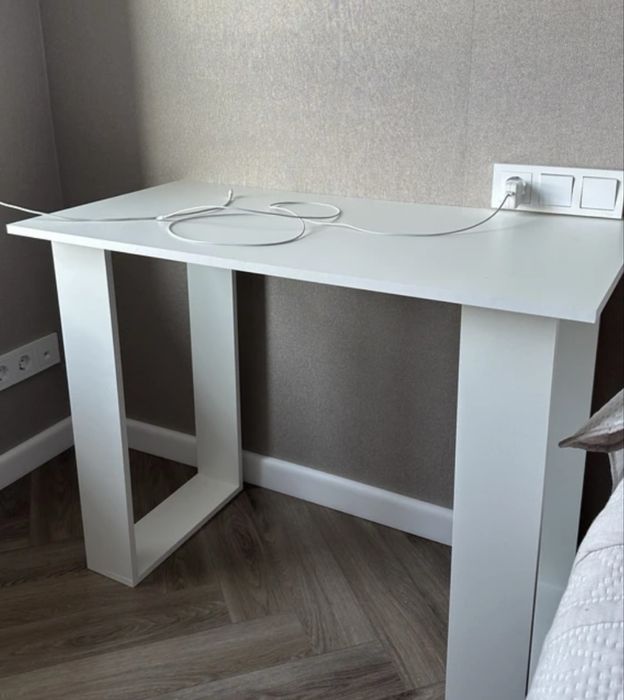 Стол письменный.