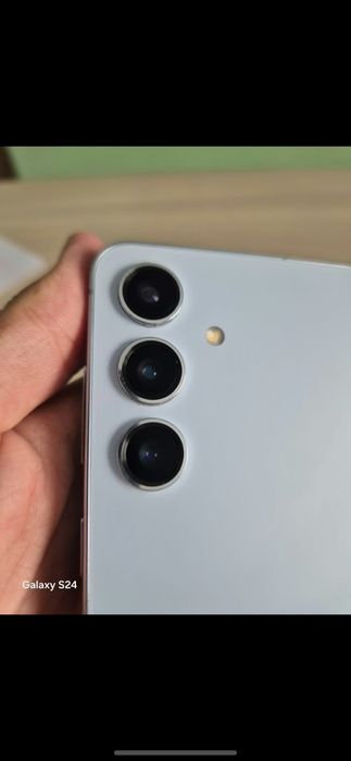 Samsung s24 в голубом цвете