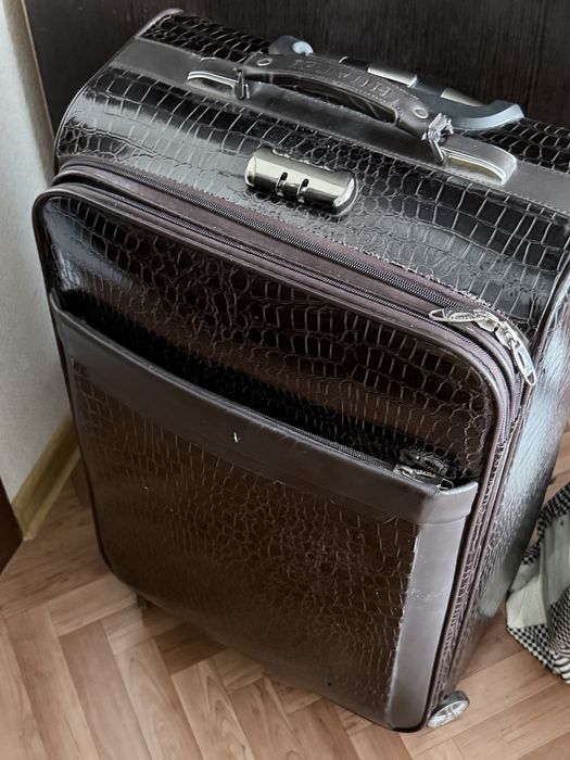 Продам чемодан темно коричневого цвета