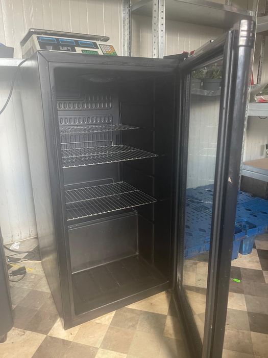 Vitrină cu usa sticla