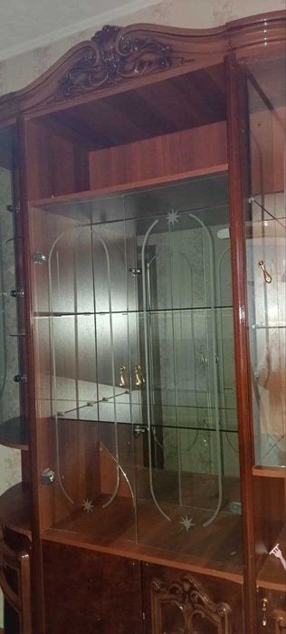 Стенка для гостиной в хорошем состоянии.