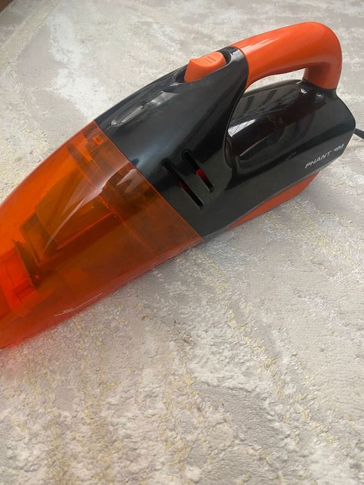 Автомобильный пылесос Phantom PH2001.