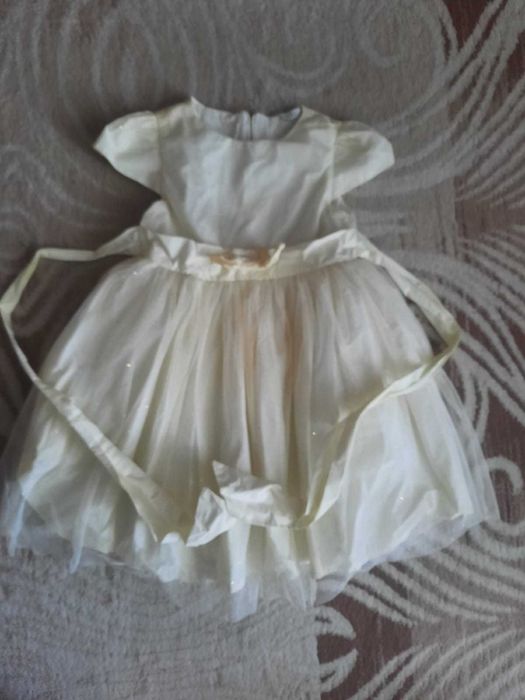 Продам платья для девочек от 4 до 7 лет.