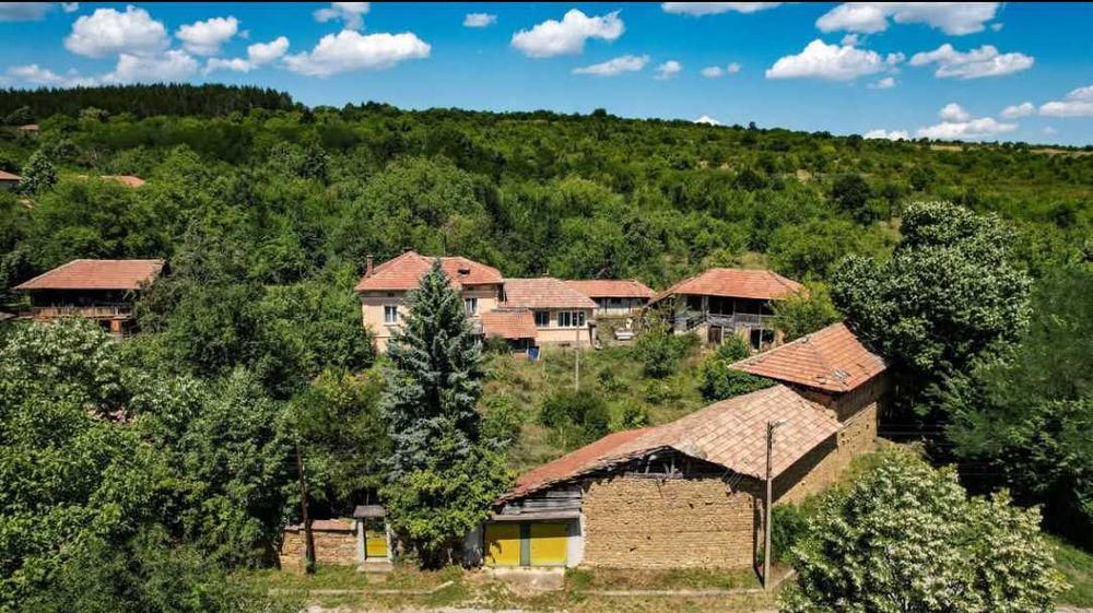 Продава се къща с голям двор и постройки в с. Ловнидол, общ. Севлиево!