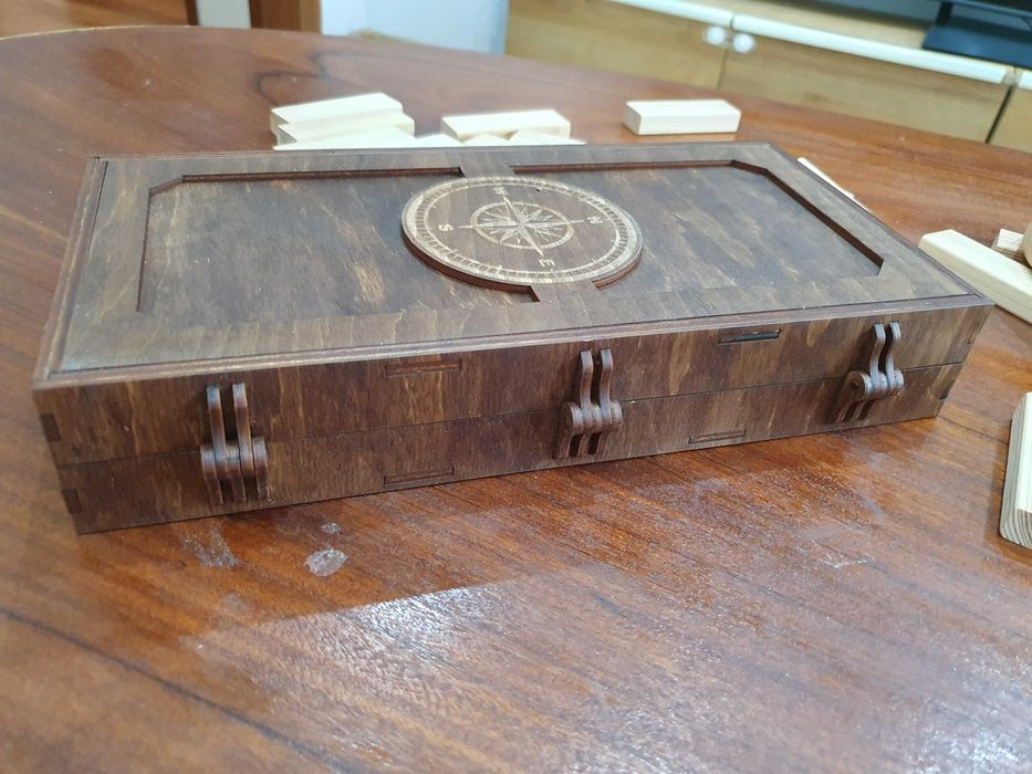 Табла с цвят на черешово дърво и с дизайн на световните посоки