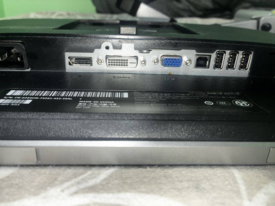 Два монитора със стойка Dell P2414Hb