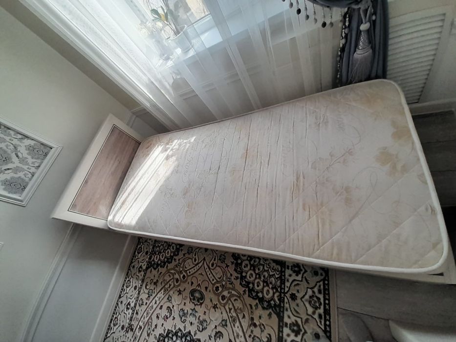 Шкаф и кровать с матрасом