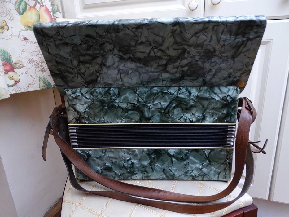 Много запазен стар акордеон Велтмайстер 80 баса