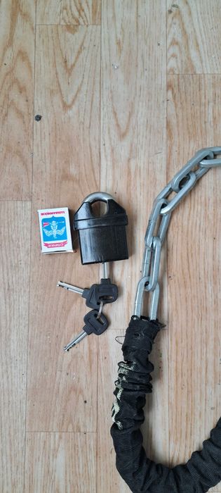 Мощная цепь и замок с тремя ключами