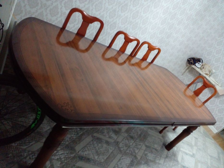 Гостиный стол срочно