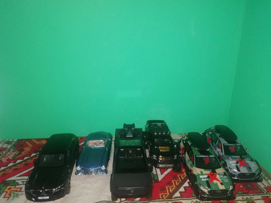 Метални колички с отварящи се врати, работещи фарове и звук от двигате