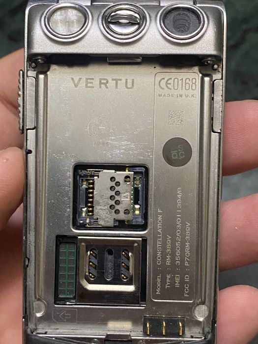 Vertu Ayxta Black в идеальном состоянии.