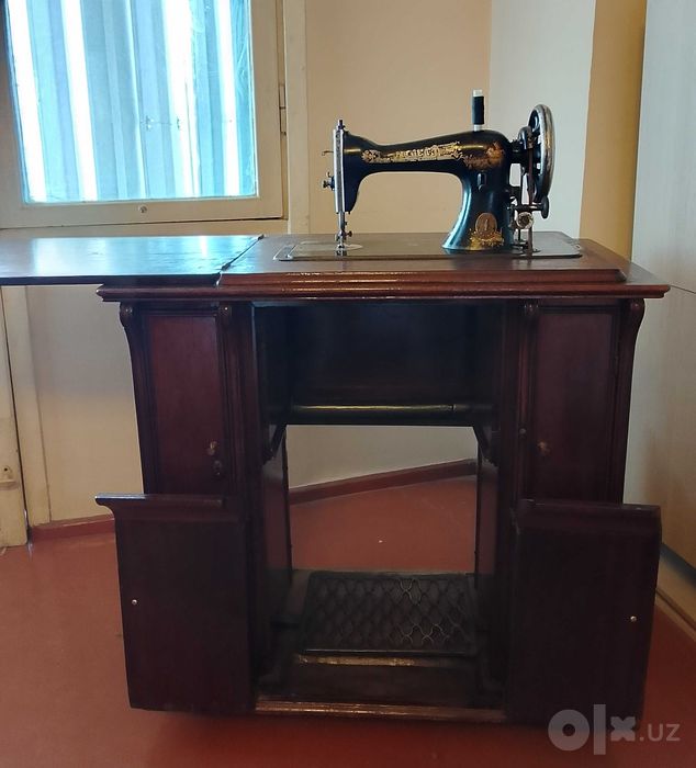 Антикварная швейная машинка Singer (1911 г.) в кабинетной тумбе