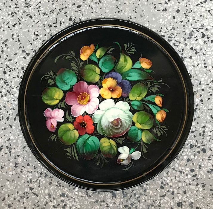 Поднос за сервиране с ръчно рисувани мотиви