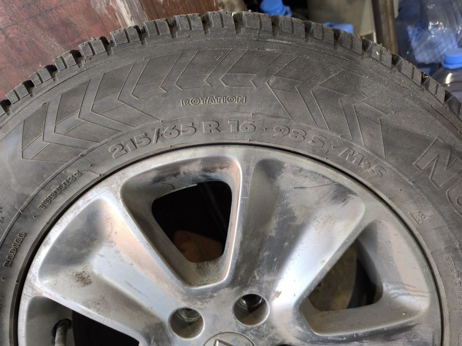 Продам шины шипованные на дисках 2шт