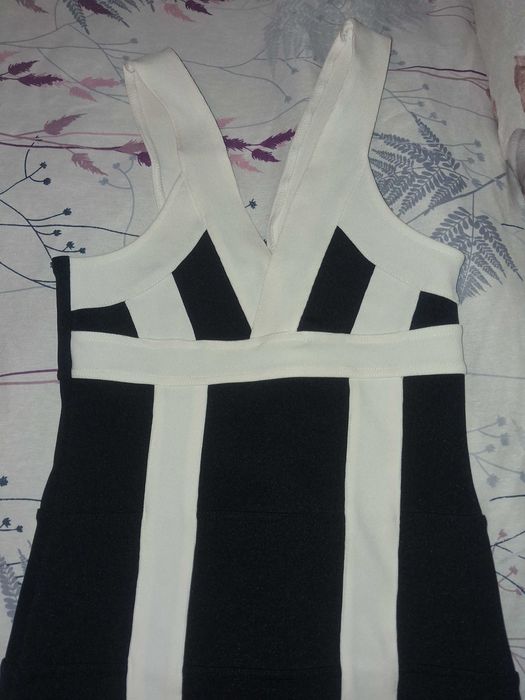 Бандажна рокля в бяло и черно