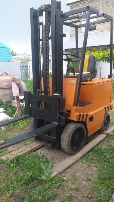 Электрический вилочный погрузчик