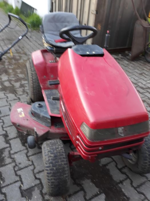 Tractoras tuns iarba Toro
