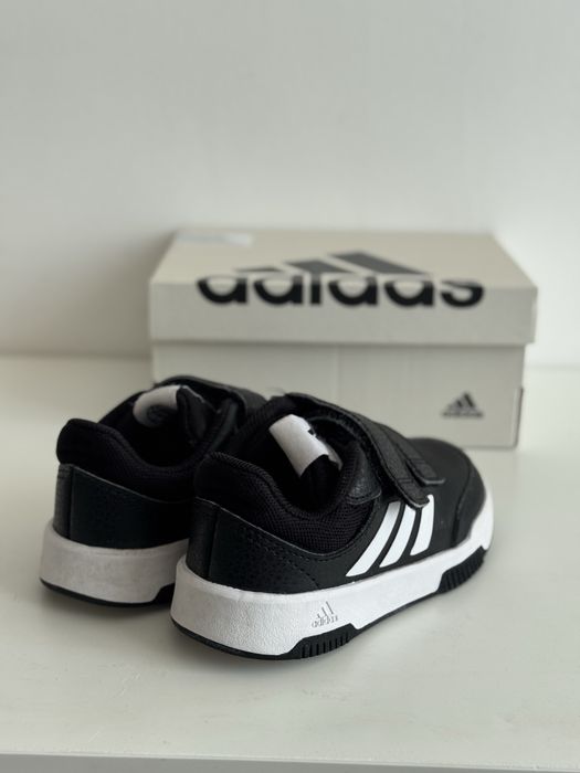 Обувки Адидас 23,5